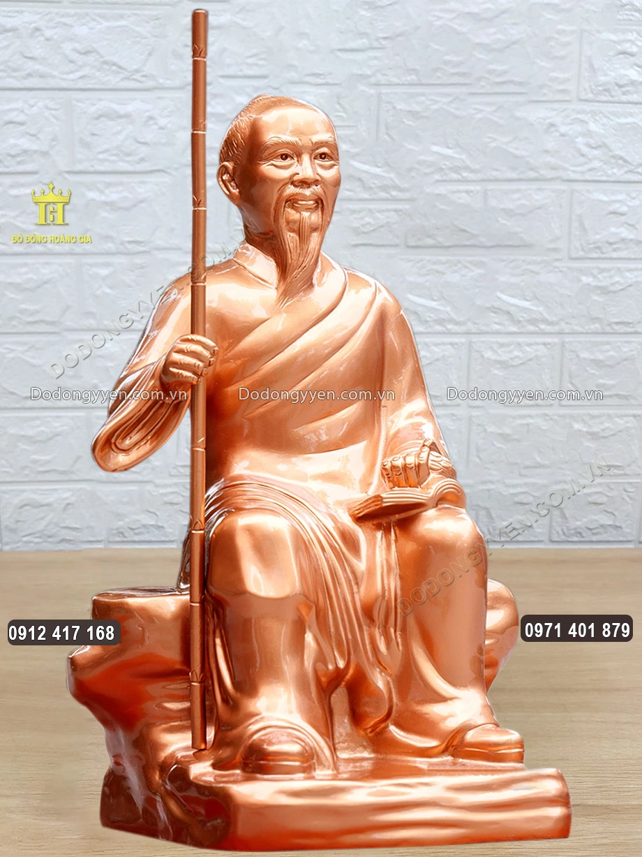 H&igrave;nh ảnh nh&igrave;n nghi&ecirc;ng của bức tượng đồng